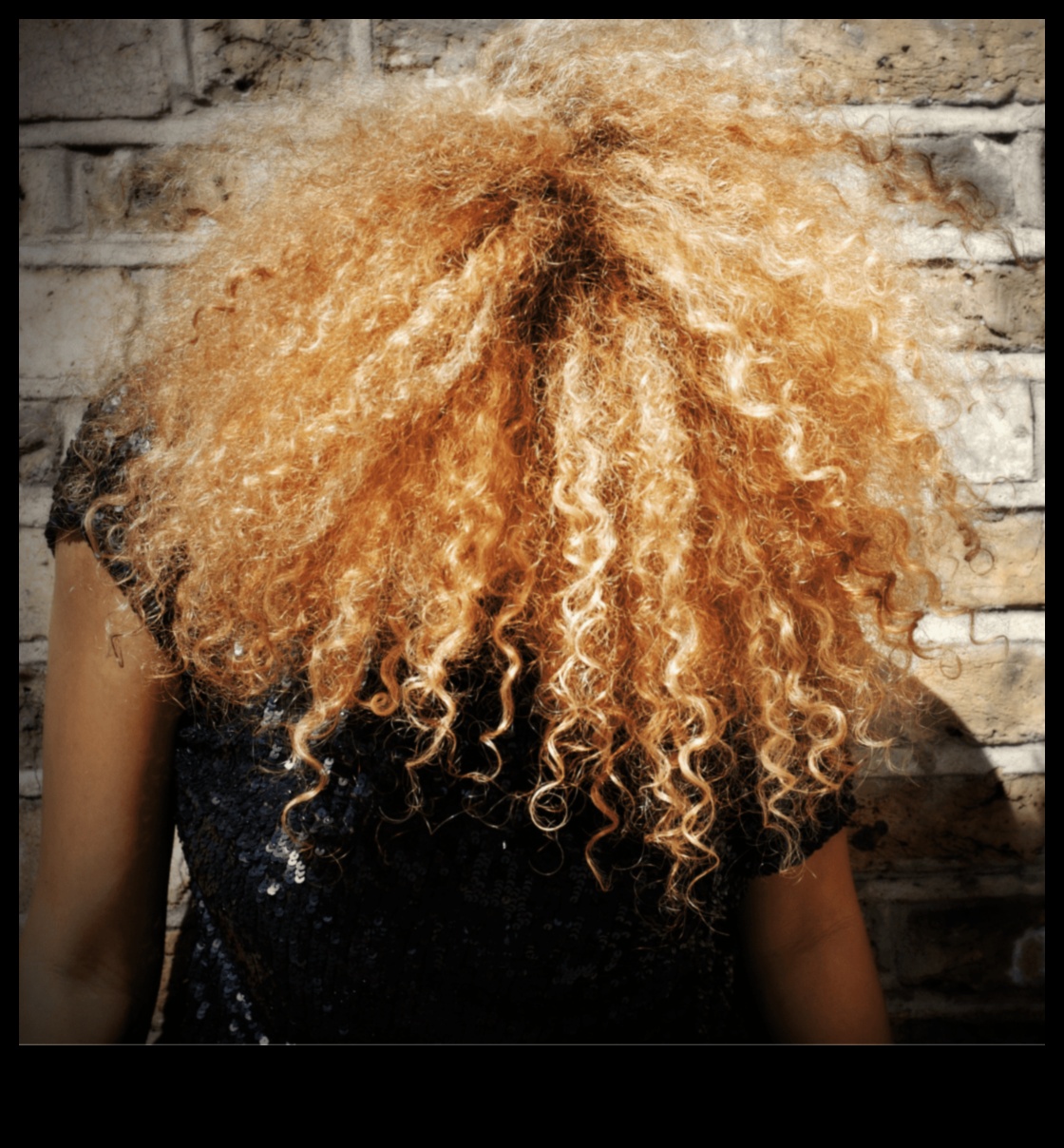 De la bucle la stiluri elegante Cum să adaptezi părul blond la diferite texturi 2 De la bucle la stiluri elegante: adaptarea părului blond la diferite texturi