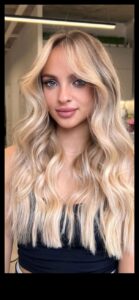 Champagne Blonde Elegance: Coafuri de sărbătoare pentru toate ocaziile