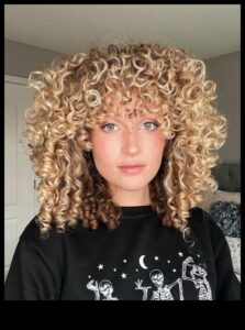 De la bucle la stiluri elegante: adaptarea părului blond la diferite texturi