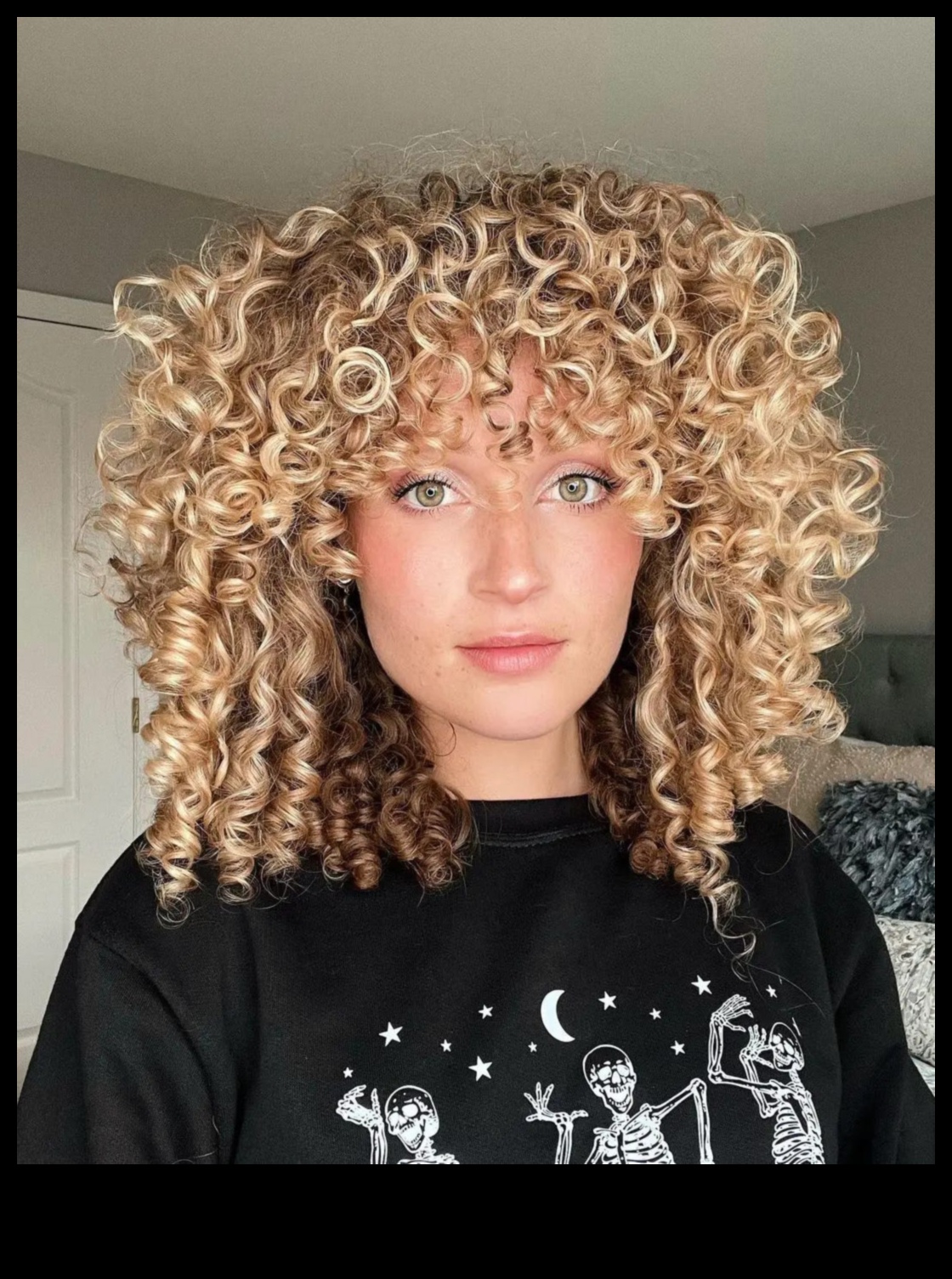 De la bucle la stiluri elegante Cum să adaptezi părul blond la diferite texturi 1 De la bucle la stiluri elegante: adaptarea părului blond la diferite texturi